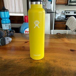 24oz Tall Hydroflask Bottle with two Lids in Yellow